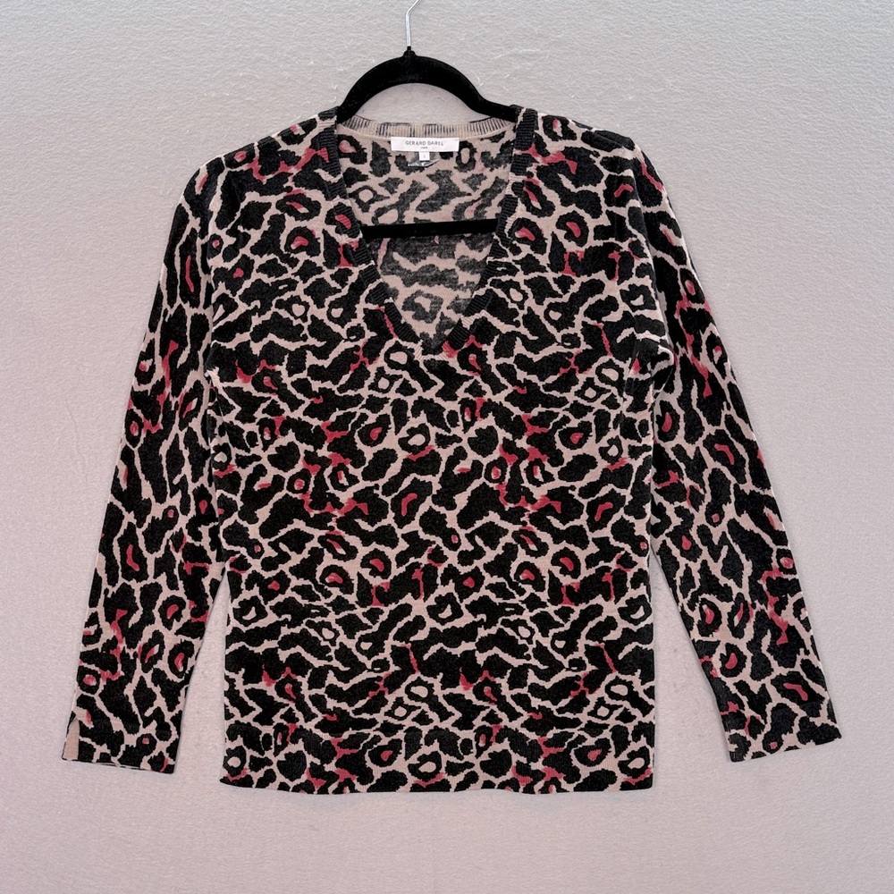 Gerard Darrel - women’s 100% wool V - neck line sweater Leopard print size 1 /M
